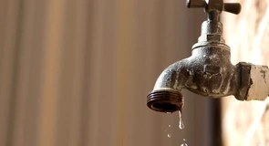 ANAR anunță că distribuția apei către consumatorii din Prahova se va realiza progresiv, conform procedurile tehnice obligatorii, iar demersul încă nu a început