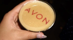 Avon intră în magazinele online Farmacia Tei și Bebe Tei. Cât mai vând Avon și Oriflame în România