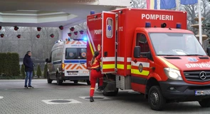 Update 2: Adulții transportați la spital au fost externați. Tavanul piscinei unui hotel de 5 stele din Sibiu s-a prăbușit. Șase persoane, dintre care patru copii, au fost transportate la spital