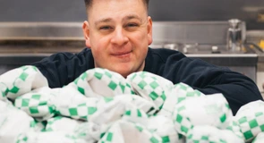 Rivalul McDonald’s din Ungaria la care clienții se așează la coadă de la 1:30 noaptea intră în România. Unul din primii 20 de clienți va mânca burgeri gratuit timp de un an