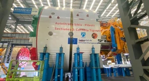 Autostrada A1 Sibiu – Pitești: „Uriașul” care va săpa cel mai lung tunel prin Carpați a ajuns în Portul Constanța. Vor fi necesare aproape 100 de transporturi pentru mutarea sa FOTO – VIDEO