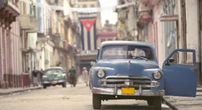 Cuba începe să închidă hoteluri şi să relocheze turişti pe fondul lipsei de combustibil