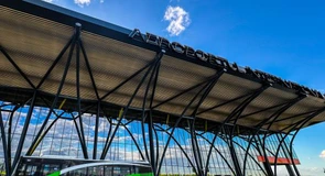 Nou record de trafic la Aeroportul din Brașov. A depășit pragul lunar de 50.000 de pasageri