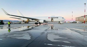 FOTO Premieră la Aeroportul Internațional Brașov – Ghimbav. Joi a aterizat primul zbor cargo civil