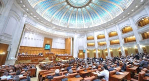 A început dezbaterea pentru moţiunea de cenzură. Ce spune Bolojan înainte de vot