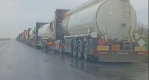 UPDATED VIDEO Coadă uriașă de cisterne în fața rafinăriei Petromidia, așteptând să încarce carburanți. Ce spune compania