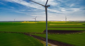 În România, orice nouă centrală electrică este oprită prin lege după ce primește OK-ul tehnic, deși țara are nevoie de energie. Chiar acum, parcul eolian cu cele mai mari turbine din țară este operațional, dar a trebuit oprit
