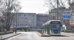 „Tramvaiul corporatiștilor”. Ce zice STB despre peroanele liniei 5, considerate de unii călători prea înguste