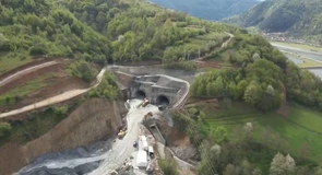 VIDEO Autostrada Sibiu – Pitești: Turcii de la Mapa – Cengiz se apropie de prima străpungere de tunel în Carpați