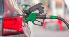Noi scumpiri în benzinării, în această după amiază – nimeni nu mai are benzină sub 9 lei pe litru, motorina este foarte aproape de pragul de 10 lei. Creșterile de preț vor continua