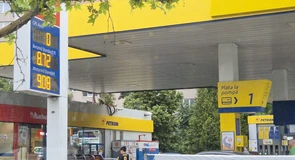 Benzina s-a ieftinit din nou considerabil azi, cât costă carburanții acum la fiecare lanț de benzinării