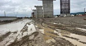 CNAIR: Ploile torenţiale au inundat şantiere de pe Autostrada A7 Focşani-Bacău