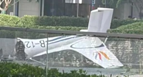 Update: Un avion de mici dimensiuni a intrat în cea mai înaltă clădire din Beijing