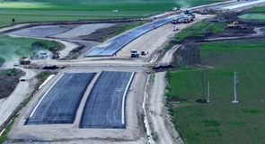 VIDEO Autostrada Unirii A8: Nurol lucrează cu 800 de muncitori pe secțiunea Tg Mureș – Miercurea Nirajului, realizată 50%