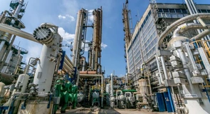 Bolojan anunță când se va încheia afacerea prin care Romgaz preia combinatul Azomureș. Reînceperea producției va mai dura însă