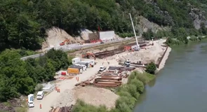 VIDEO Autostrada A1 Sibiu – Pitești: Imagini noi cu lucrările la ecoductul Călinești, care va traversa DN7, calea ferată și râul Olt