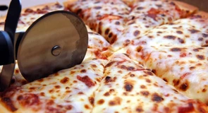 Prăbuşirea Pizza Hut. Celebrul brand este scos la vânzare după 10 trimestre consecutive de scăderi ale vânzărilor – Patronul Yum Brands poartă negocieri exclusive cu LongRange Capital