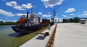 VIDEO Activitate în Portul Brăila. O navă încarcă 4.500 de tone de malț pentru Turcia