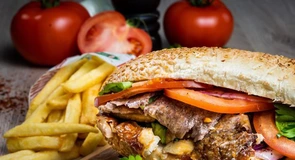Câți bani dau românii pe șaorma? Suma uriașă încasată de o piață care crește anual cu 10%