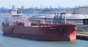 Povestea dronei ucrainene explodate în Constanța se complică. Petrolierul pe care ar fi vrut să-l scufunde după ce a plecat din România nu este pe nicio listă occidentală de sancțiuni, iar petrolul descărcat la noi nu era rusesc