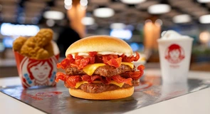 Wendy’s, cel mai nou lanț american de fast-food din România, vrea să investească 200 de milioane de dolari la noi în țară. Angajează 1.500 de oameni în următorii zece ani