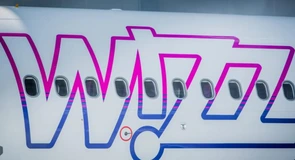 Zboară prin turbulențe, dar domină cerul României. Wizz Air raportează venituri de 5,7 miliarde de euro: Cât de dependentă e piața locală de operatorul low-cost