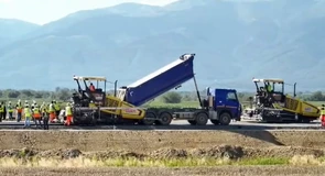 VIDEO Autostrada A13 Sibiu – Făgăraș: Makyol începe lucrările de asfaltare