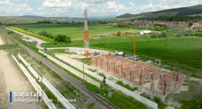 VIDEO Calea ferată Brașov – Sighișoara. Noile gări de pe traseu încep să prindă contur
