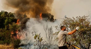 Grecia, sub Cod roșu de incendii. Temperaturile ajung la 42 de grade, iar valul de căldură se intensifică