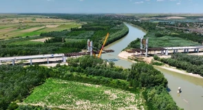 VIDEO Drumul Expres Brăila – Galați: UMB montează ultimele segmente ale tablierului metalic la podul peste Siret