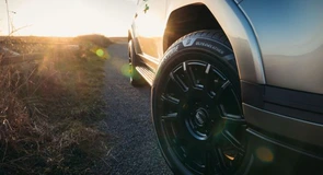 Avertisment Bridgestone: Asfaltul poate fi de două ori mai fierbinte decât aerul, atenție la anvelope!