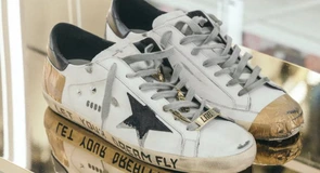 Tinerii dau sute de euro pe ei: Golden Goose, care rivalizează cu Jordanii și Rick Owens, deschide magazin la București
