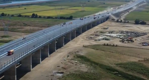 VIDEO Autostrada Moldovei A7: Muncitorii lui Umbrărescu asfaltează bretelele la racordul cu nodul rutier Bacău Sud