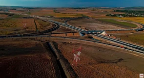 VIDEO Autostrada Moldovei A7: UMB a finalizat asfaltarea nodului rutier Bacău Nord. Când va fi dat în trafic