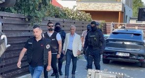 Update. E oficial. Călin Georgescu a fost reținut de procurori. Fostul candidat la alegerile prezidențiale și-a ridicat în sus mâinele încătușate la ieșirea din sediul DIICOT