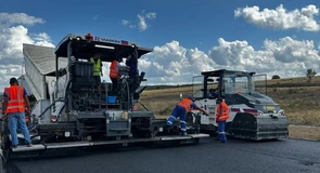 FOTO Autostrada A3 Transilvania: Au început lucrările de asfaltare pe secțiunea mega-viaductelor de 3,2 kilometri