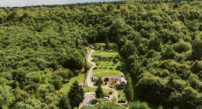 FOTO Căsuțe Hobbit la poalele munților Făgăraș, scoase la vânzare. Cât costă complexul inspirat de „Stăpânul Inelelor”