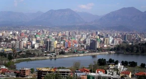 „Albania nu este de vânzare” – Protestul „Revoluţia Flamingo” împotriva unui proiect imobiliar de lux din Tirana al unor investitori din SUA a ajuns în cea de-a o suta zi