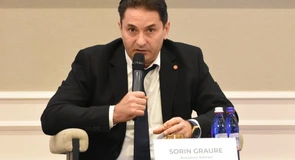 Petromidia și-a reorientat livrările de carburanți pe piața internă, în contextul crizei. Conducerea rafinăriei cere predictibilitate legislativă și dialog cu statul: “Nu putem să oprim războaiele din jur, dar putem să facem multe lucruri aici, la noi acasă”