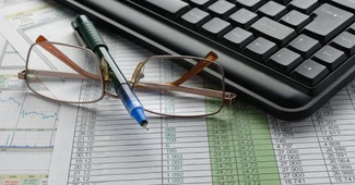 Salariile de bază la stat ar putea creşte cu 5% în 2024, iar cele din educaţie – cu 20%. Cresc indemnizaţiile necontributive pentru pensionari şi îngheaţă pensiile magistraţilor – proiect OUG