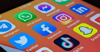 Mai puțini români pe social media în 2024. De la Facebook, TikTok până la X, care sunt platformele preferate