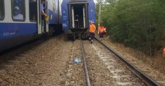 Update: Un tren de călători a deraiat în apropiere de Roșiori de Vede