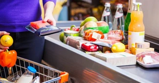 Șef la Auchan, condamnat pentru mită: Legume și fructe turcești neconforme. Suspiciuni și la alte lanțuri