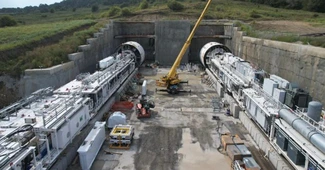 VIDEO Calea ferată Brașov – Sighișoara: Imagini din interiorul cârtițelor care forează mega-tunelurile gemene de la Racoș, de 7 kilometri