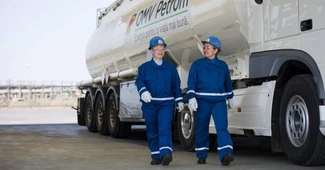 Petrom a început să transporte benzină în Ucraina cu camionul