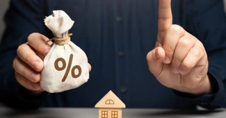 Vești proaste pentru românii cu credite. Rămân blocați cu dobânzile mari. Refinanțările se scumpesc substanțial