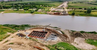 FOTO Calea ferată Caransebeș – Timișoara – Arad: Lotul 4, realizat în proporție de 15%. Se lucrează la podul peste Mureș