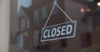 Un lanț de magazine cunoscut din România se închide acum și vine cu reduceri mari ca să scape de marfă – Business Magazin