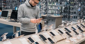 Dublu record. Smartphone-urile devin tot mai scumpe: prețul mediu urcă la un nou maxim, iar producătorii marchează venituri istorice