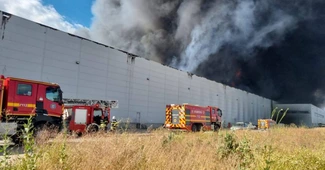 Incendiu la depozitul retailerului LPP, care deține Sinsay și Reserved. Pompierii intervin pentru stingerea focului
